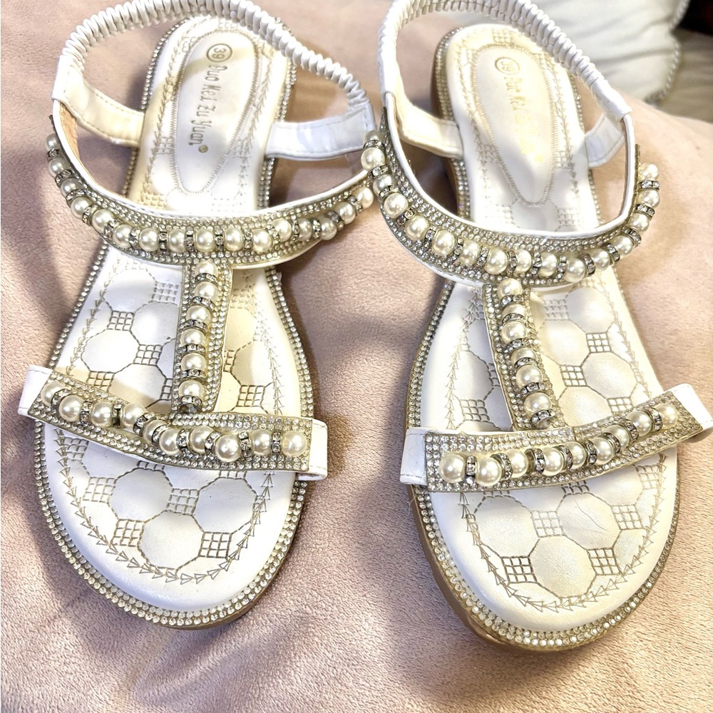 Elegant White Beaded Duo Mei Zu Yuan Sandals